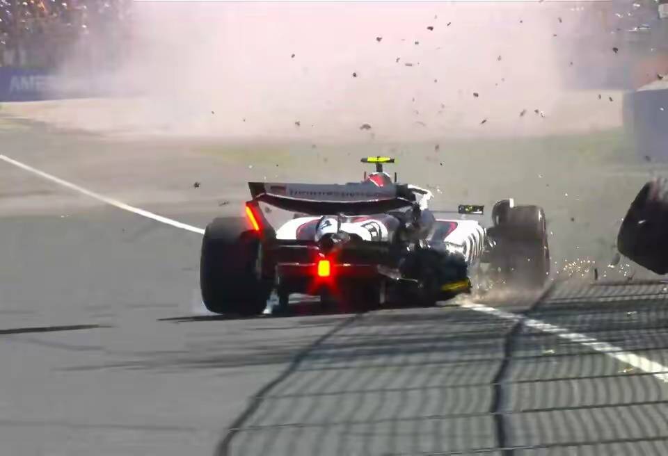 索伯车队险胜哈斯车队，皮亚斯特里点燃赛场