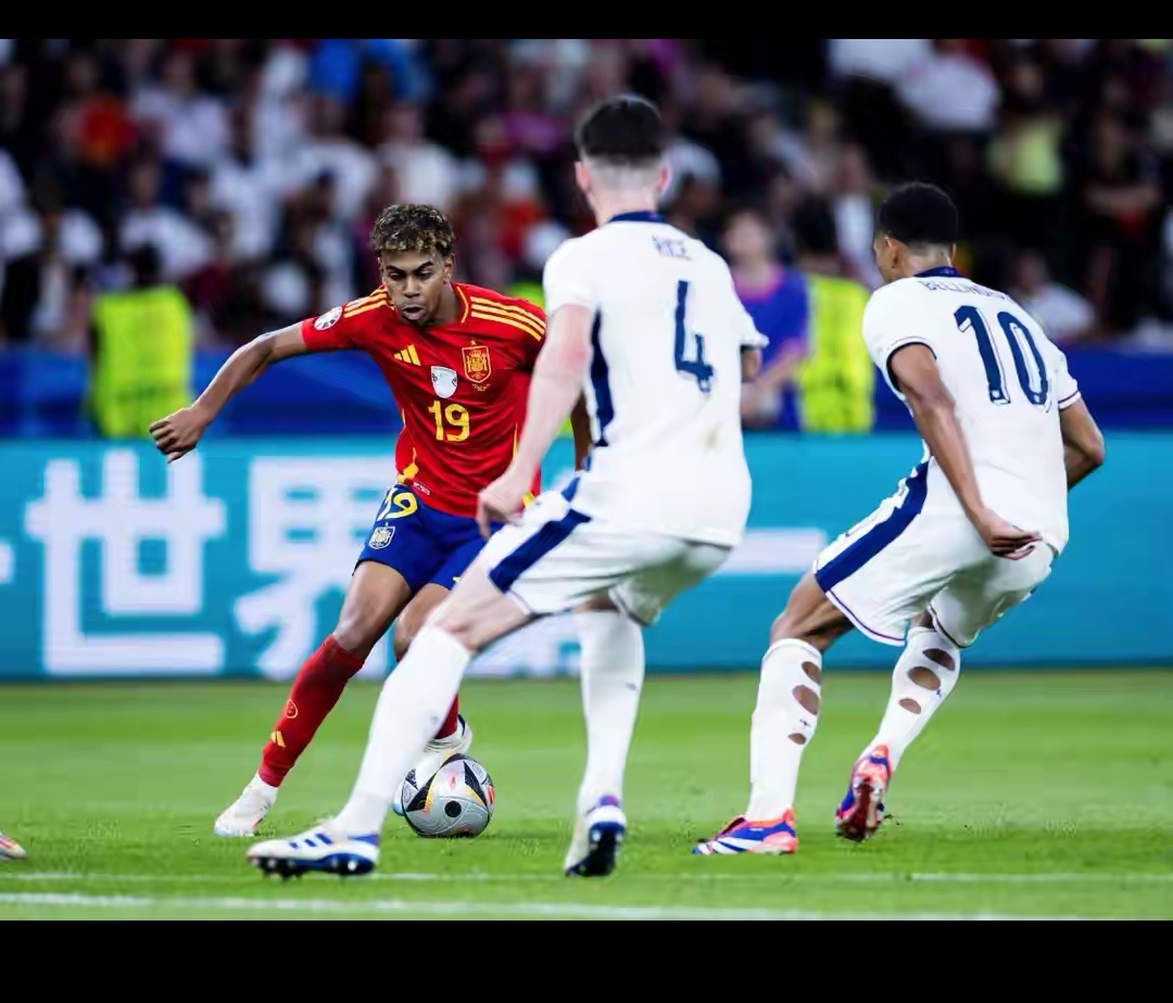 葡萄牙队绝杀英格兰队，梁靖崑点燃赛场