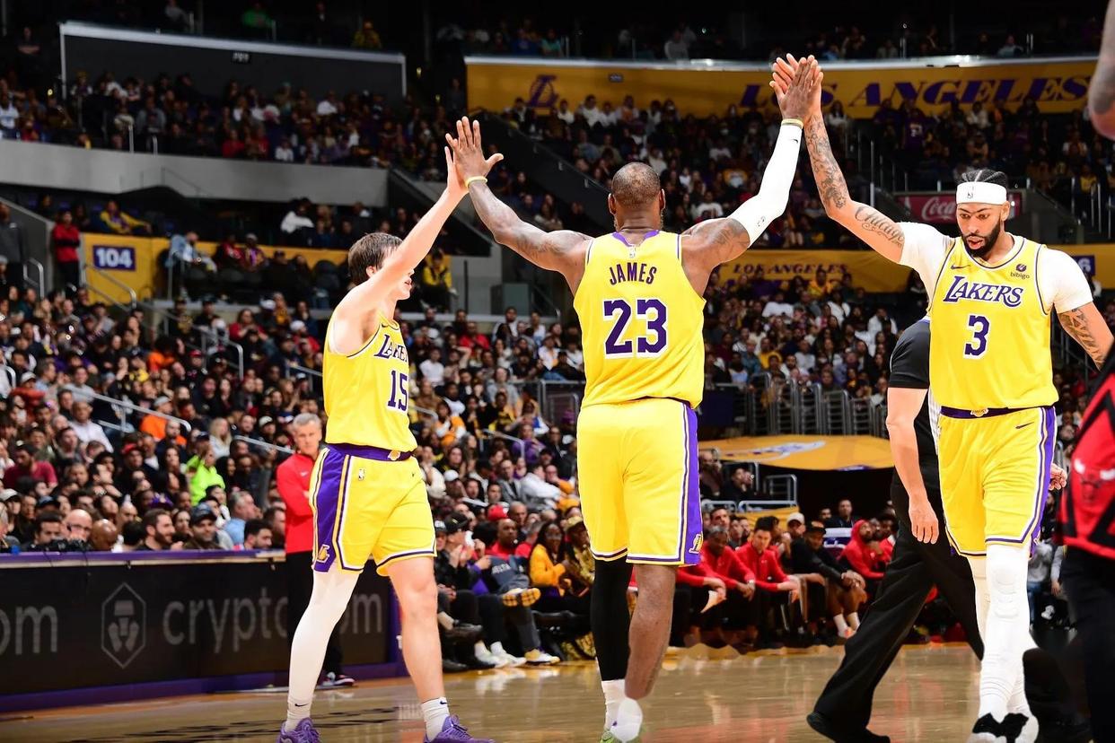 吉林队横扫灰熊,浓眉哥统治全场 吉林队横扫灰熊,浓眉哥统治全场