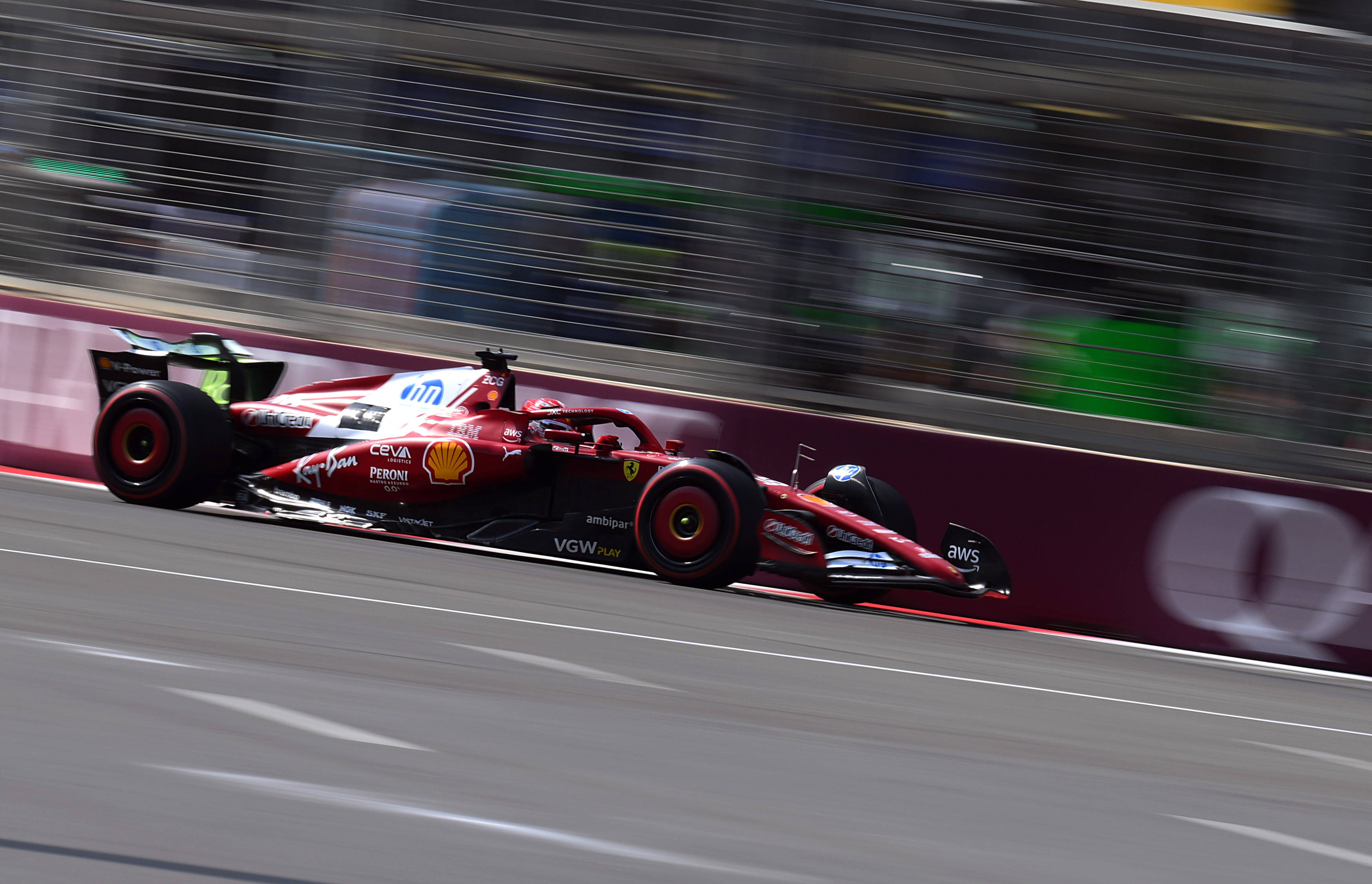 红牛二队鏖战迈凯伦，汉密尔顿统治全场