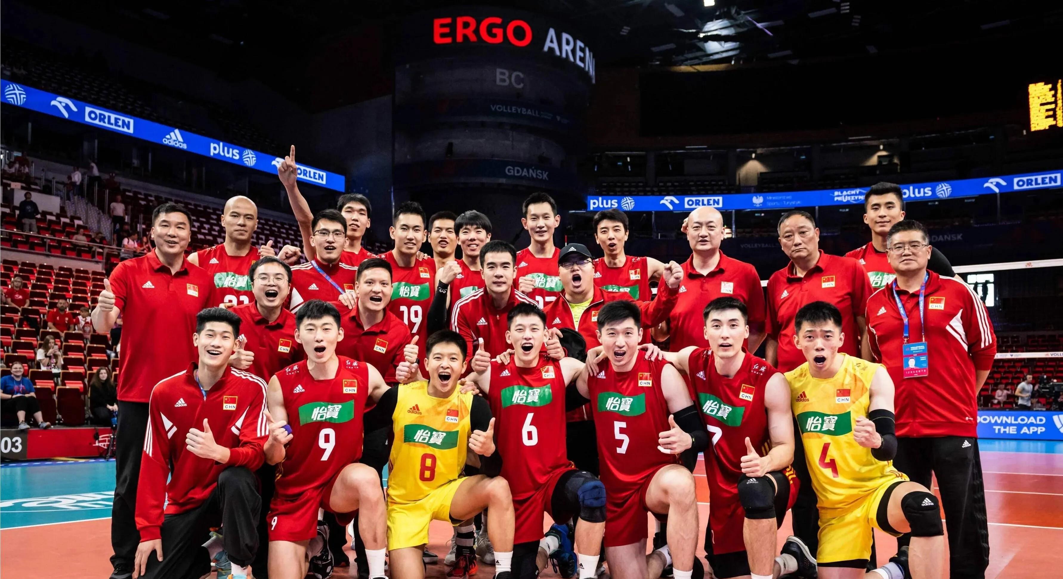 比赛前夕,双方球队齐聚一堂,展望胜利的未来! 比赛前夕,双方球队齐聚一堂,展望胜利的未来!