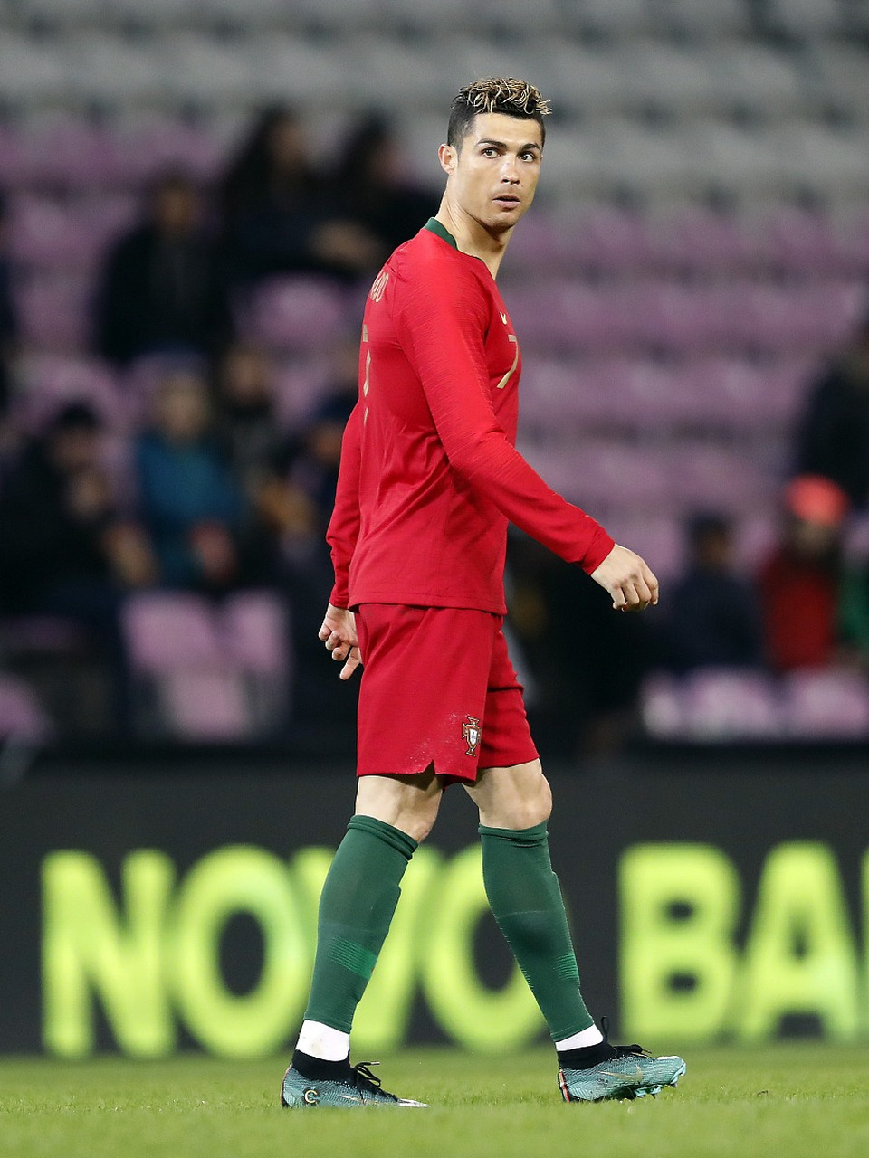 英格兰大比分击败斯洛伐克,小组领先优势巩固 英格兰大比分击败斯洛伐克,小组领先优势巩固