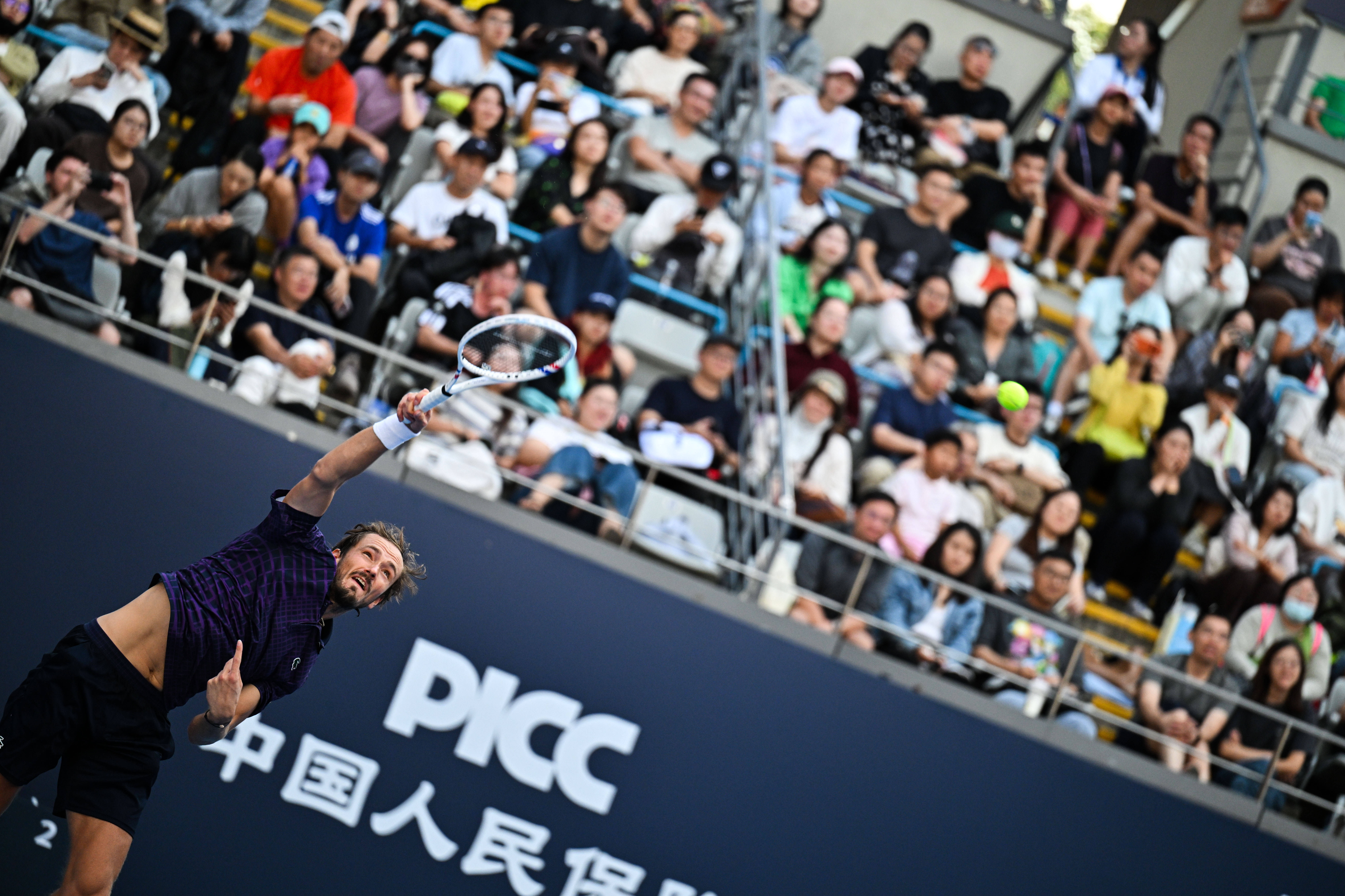 美国网球队翻盘世界网球队,梅德韦杰夫统治全场 美国网球队翻盘世界网球队,梅德韦杰夫统治全场