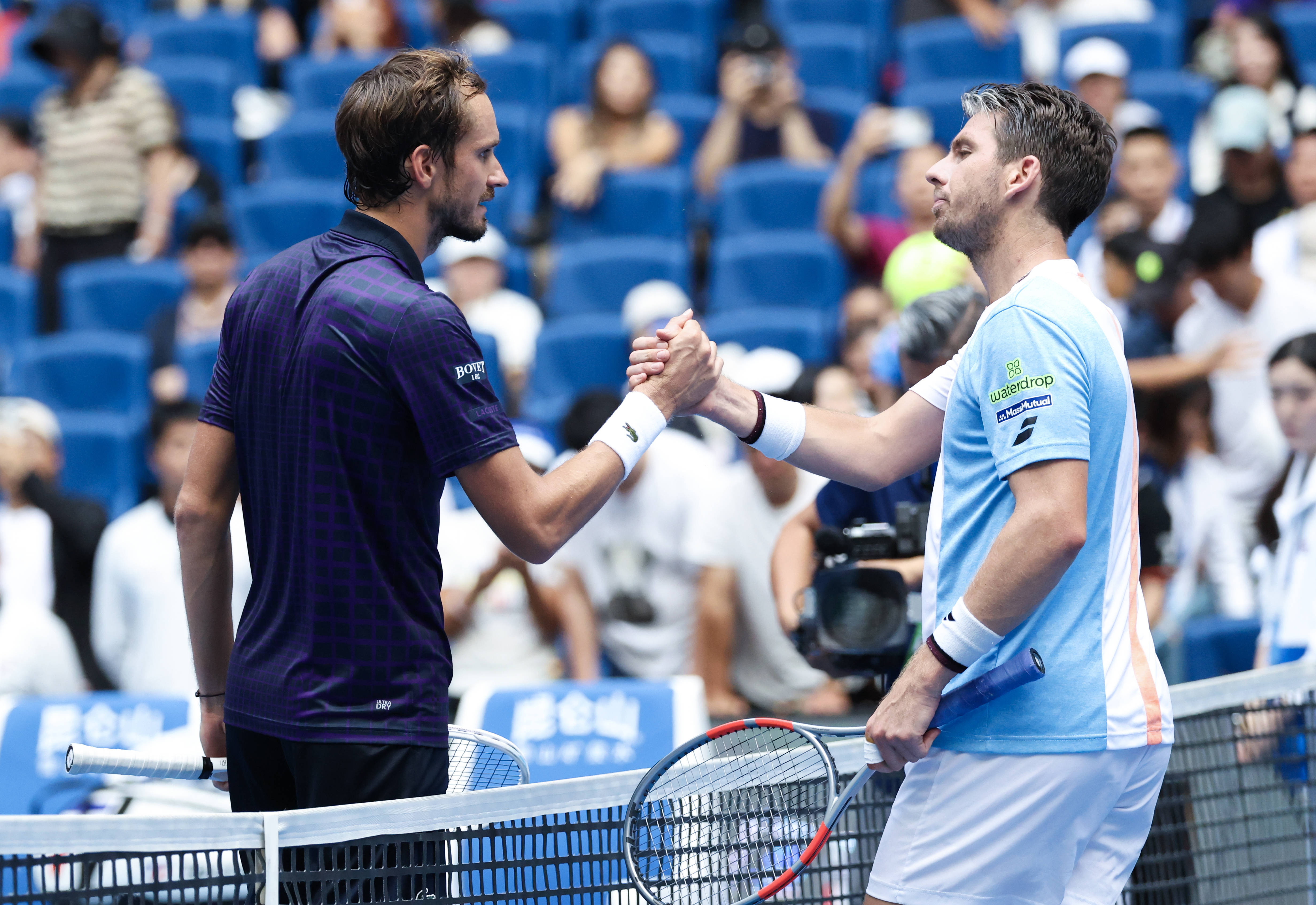 美国网球队翻盘世界网球队,梅德韦杰夫统治全场 美国网球队翻盘世界网球队,梅德韦杰夫统治全场