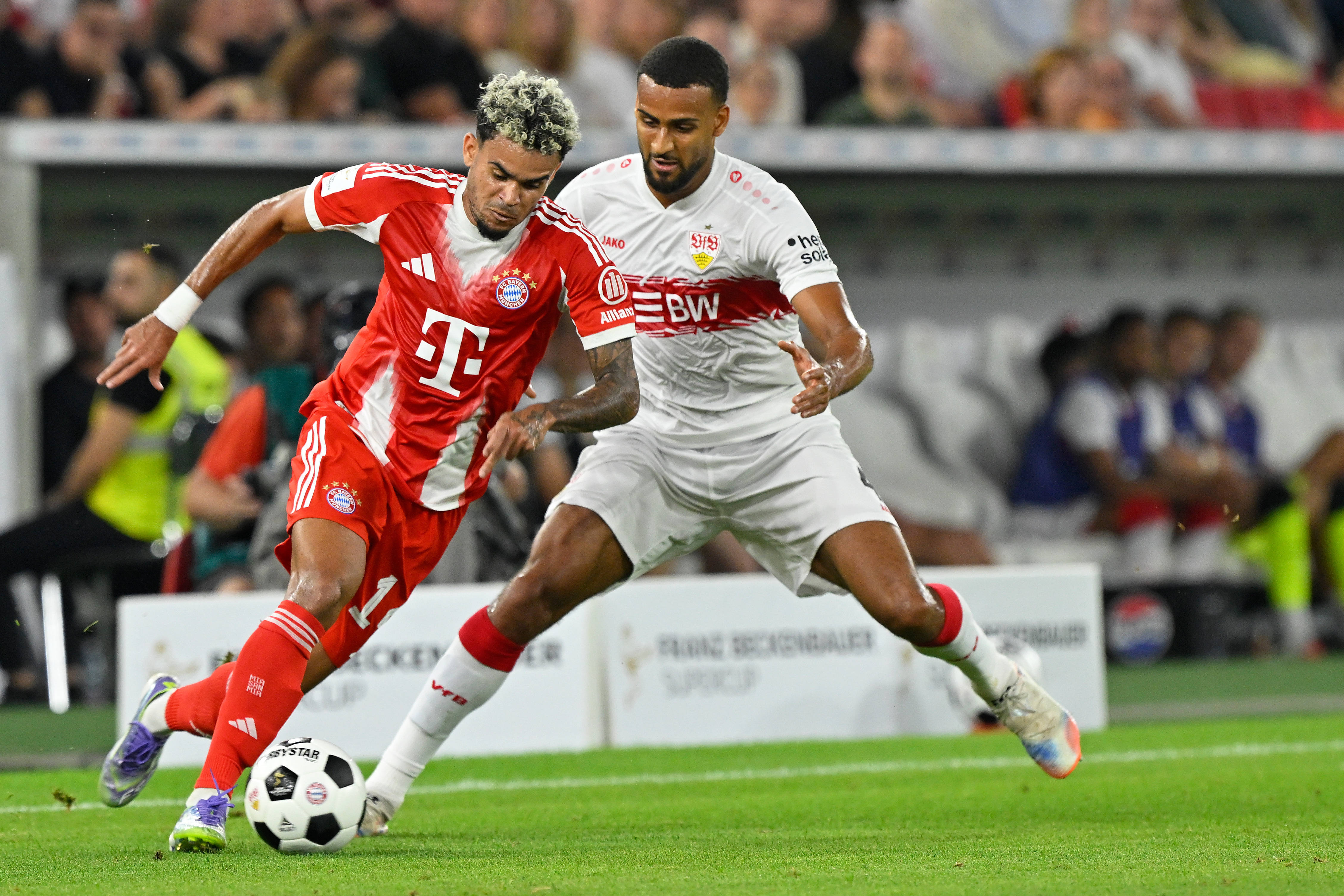 拜仁慕尼黑坚守领先,以稳健战术取胜 拜仁慕尼黑坚守领先,以稳健战术取胜