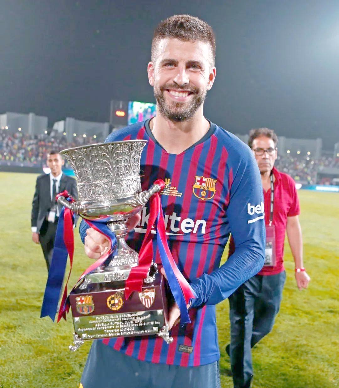 西班牙传奇球星斩获首届足球明星奖