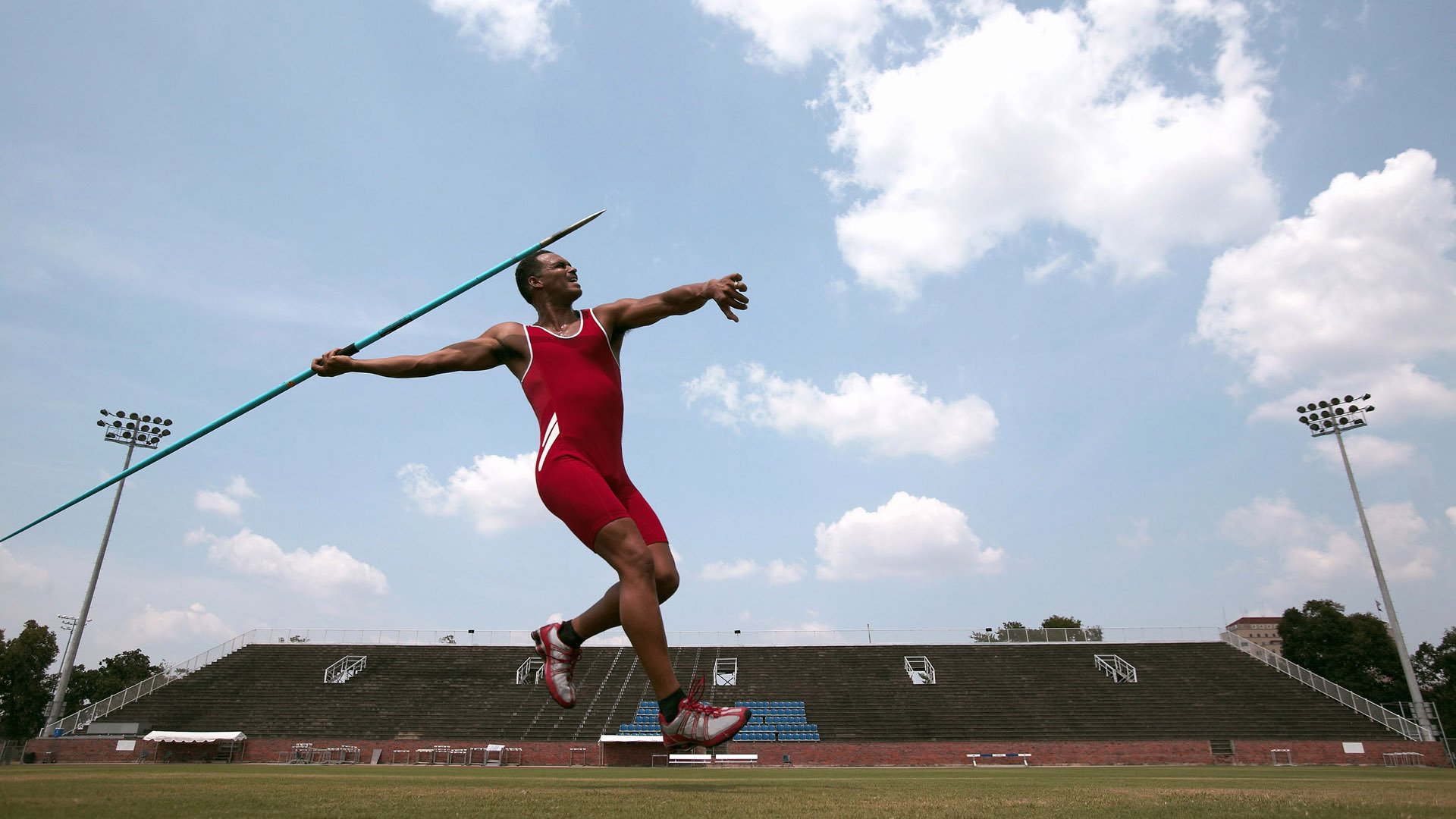 雷霆战术压制马刺，詹姆斯在东决关键战接管比赛