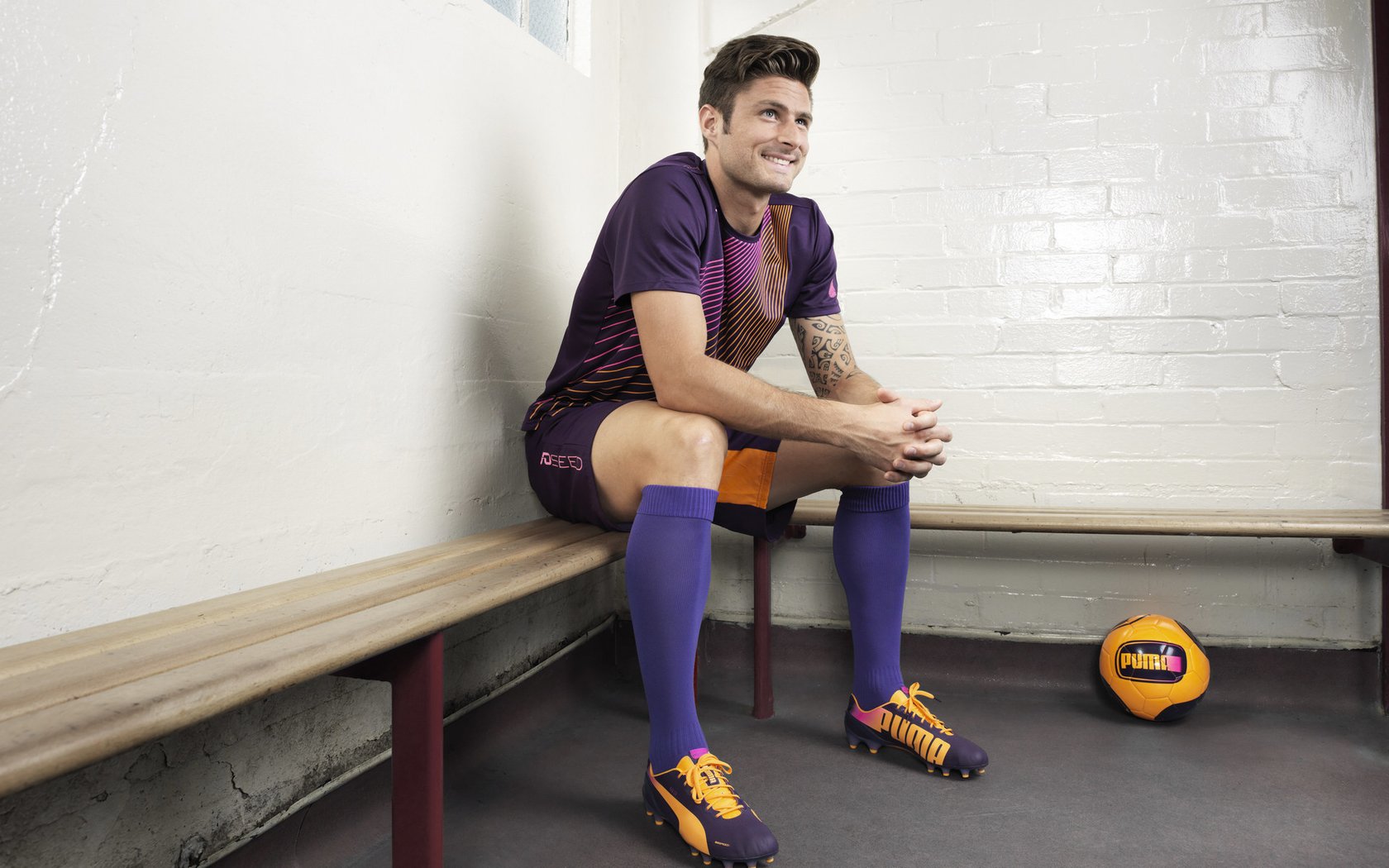 牙买加闪电撕裂银石迷雾，维斯塔潘关键战突围英格兰，锁定F1年度争冠焦点