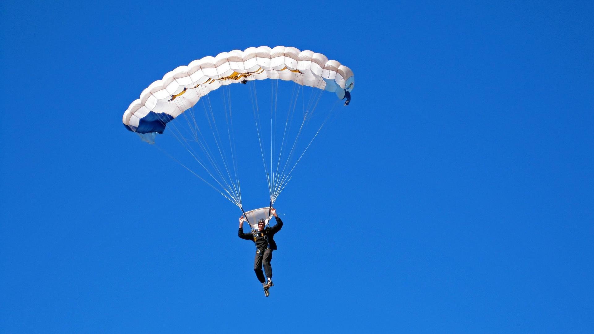 绝地反击!迈凯伦惊天翻盘索伯,拉塞尔惊艳四座诠释F1新传奇